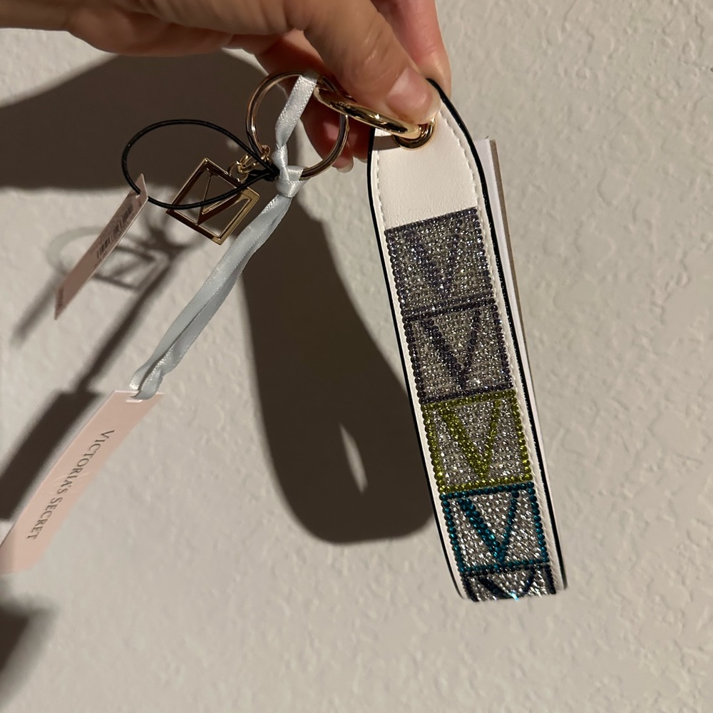 ๐ Victoria's Secret keychain - Picture 7 of 8